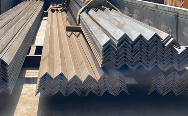 Уголок неравнополочный